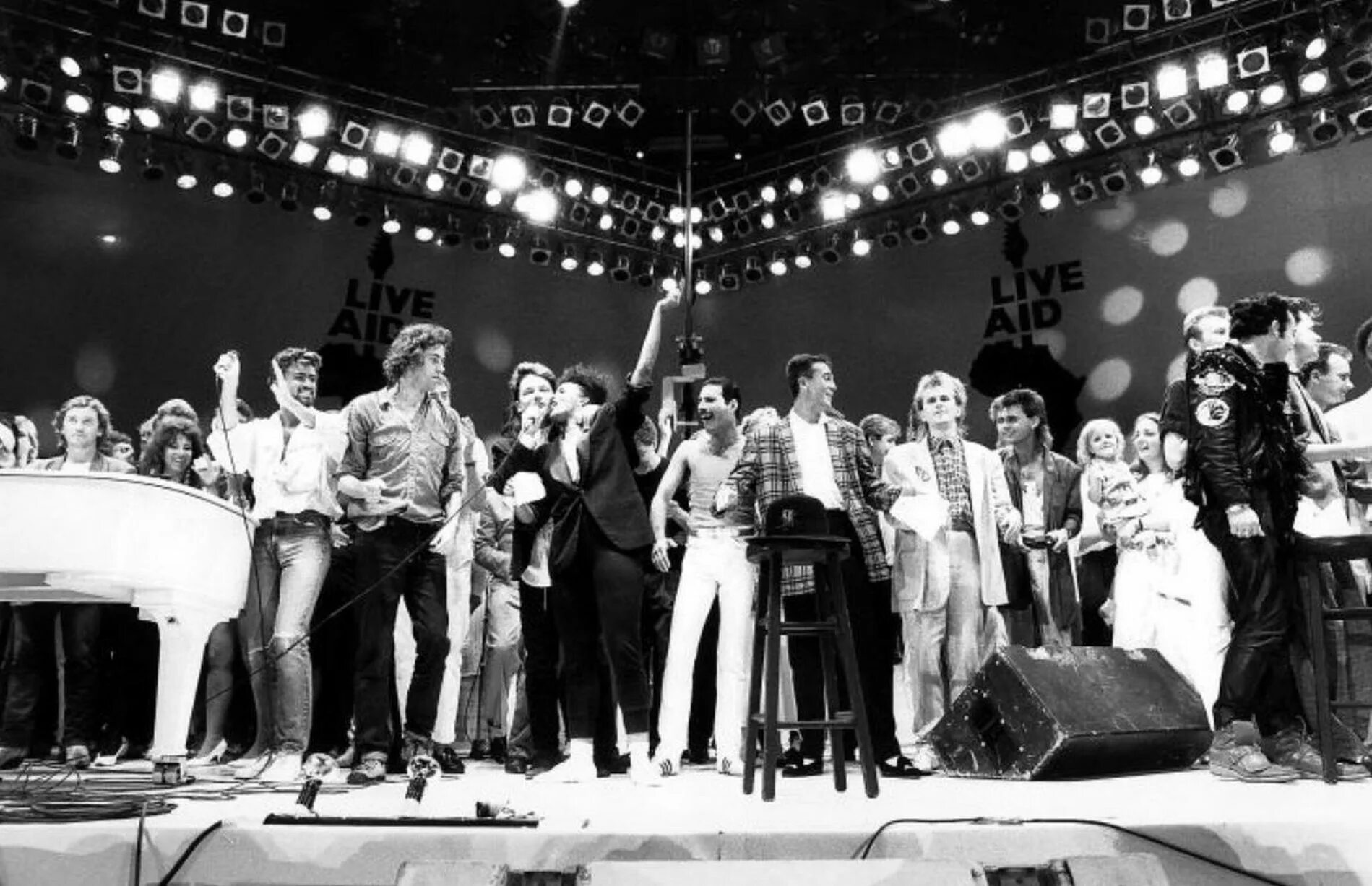 Концерт live aid 1985 queen. Лайф эйд концерт 1985. Стадион уэмбли 1985. Фредди меркьюри live aid. Live aid стадион.