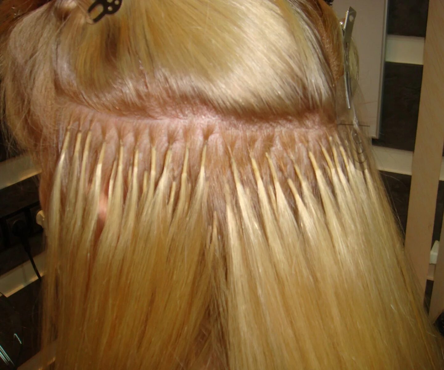 Какие волосы можно наращивать. Микрокапсульное наращивание волос. Нарощенные волосы микрокапсулы. Микрокапсульное наращивание волос Diamond hair. Микрокапсульное наращивание 100 прядей.