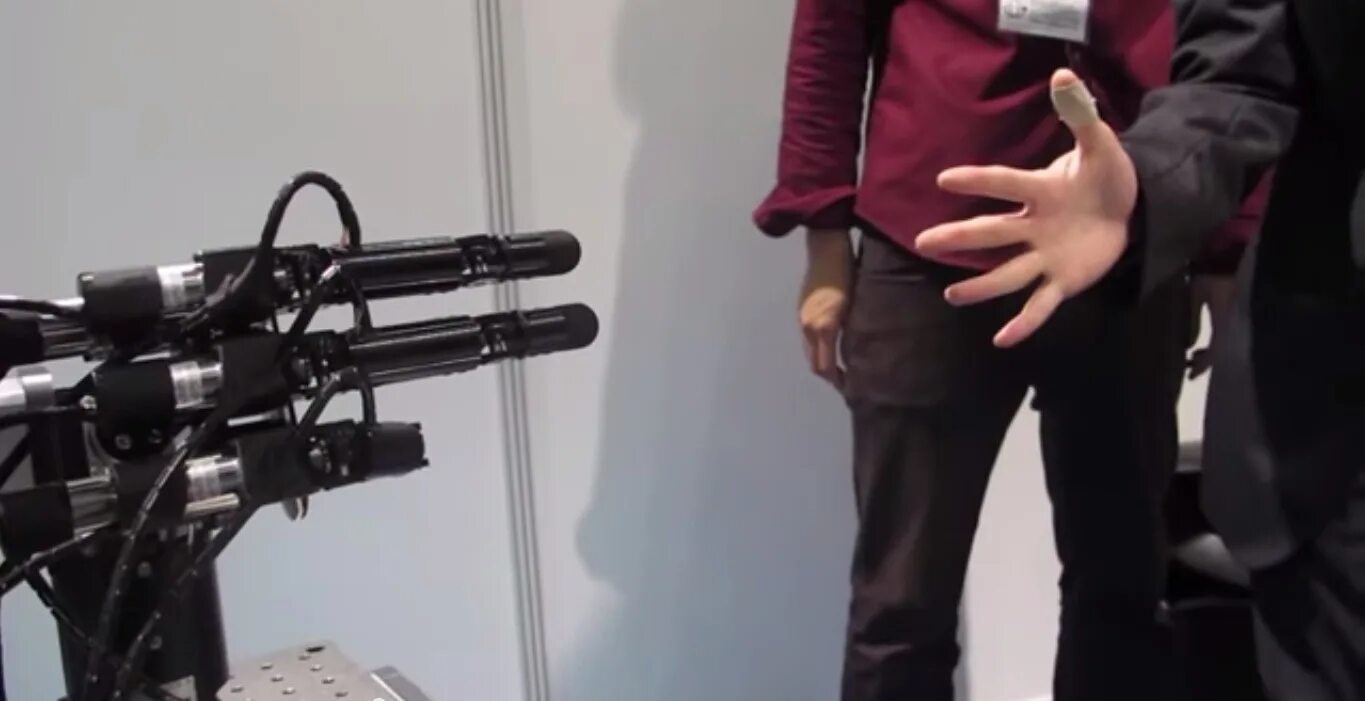 В университете карнеги-меллона создан восьминогий ходящий робот dante. Робот играющий в камень ножницы бумага. Робот ножницы. Женщина играет в камень ножницы с роботом фильм. Робот ножницы.