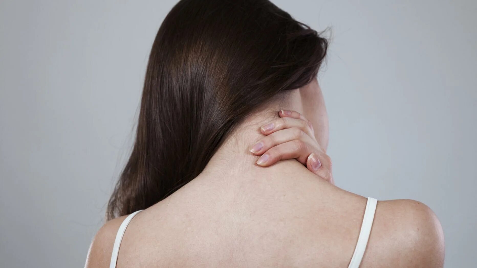 Женская шея. Ключицы у девушек. Увеличенные лимфоузлы шеи. Woman suffering from back pain. Шея девушки.