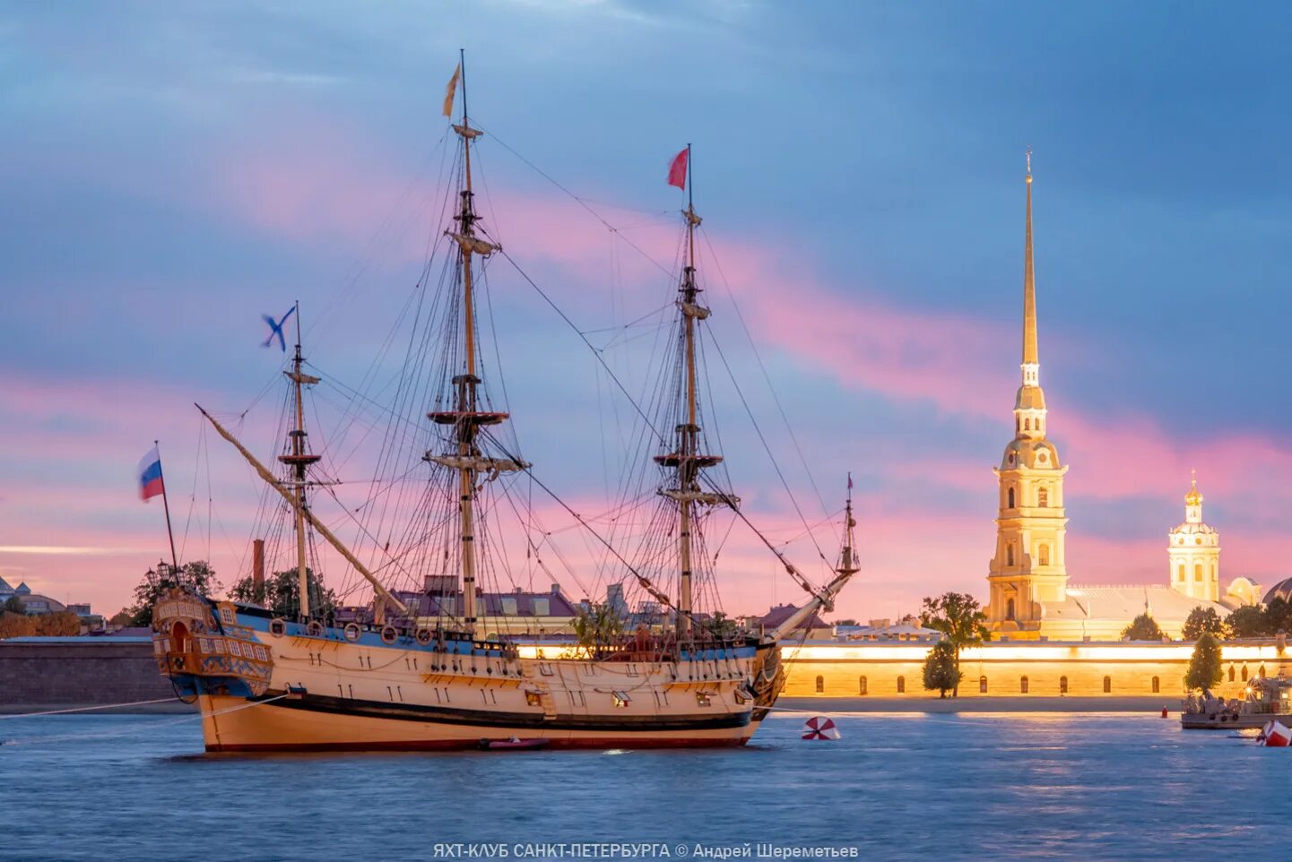 Крейсер аврора в санкт-петербурге. Троицкий мост алые паруса санкт-петербург. Корабль крейсер аврора в питере. Аврора корабль санкт-петербург. Крейсер аврора в санкт-петербурге.