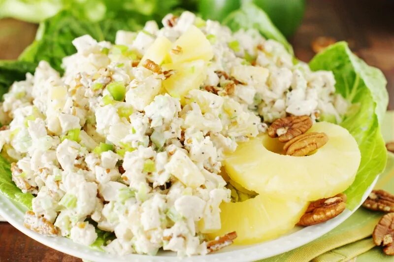 Салат курица ананасы сыр грецкие орехи. Салат с ананасом и курицей и сыром и грецким орехом. Салат с ананасом и курицей. Салат с ананасом и грецким орехом