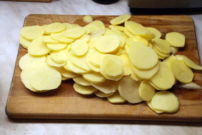 Картошка нарезанная ломтиками. Нарезанная картошка. Картофельные слайсы. Картошка с овощами. Картофель жареный ломтиками.