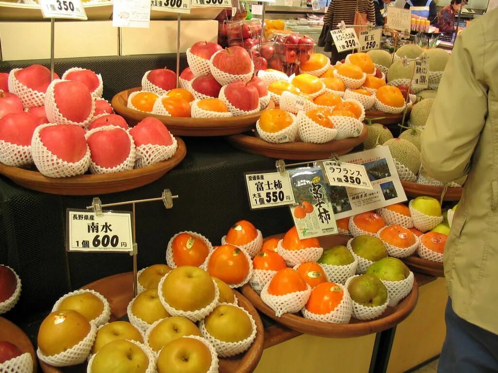 Японские фрукты. Дорогие фрукты в Японии. Магазин фруктов в Японии. Фрукты и овощи на японском.