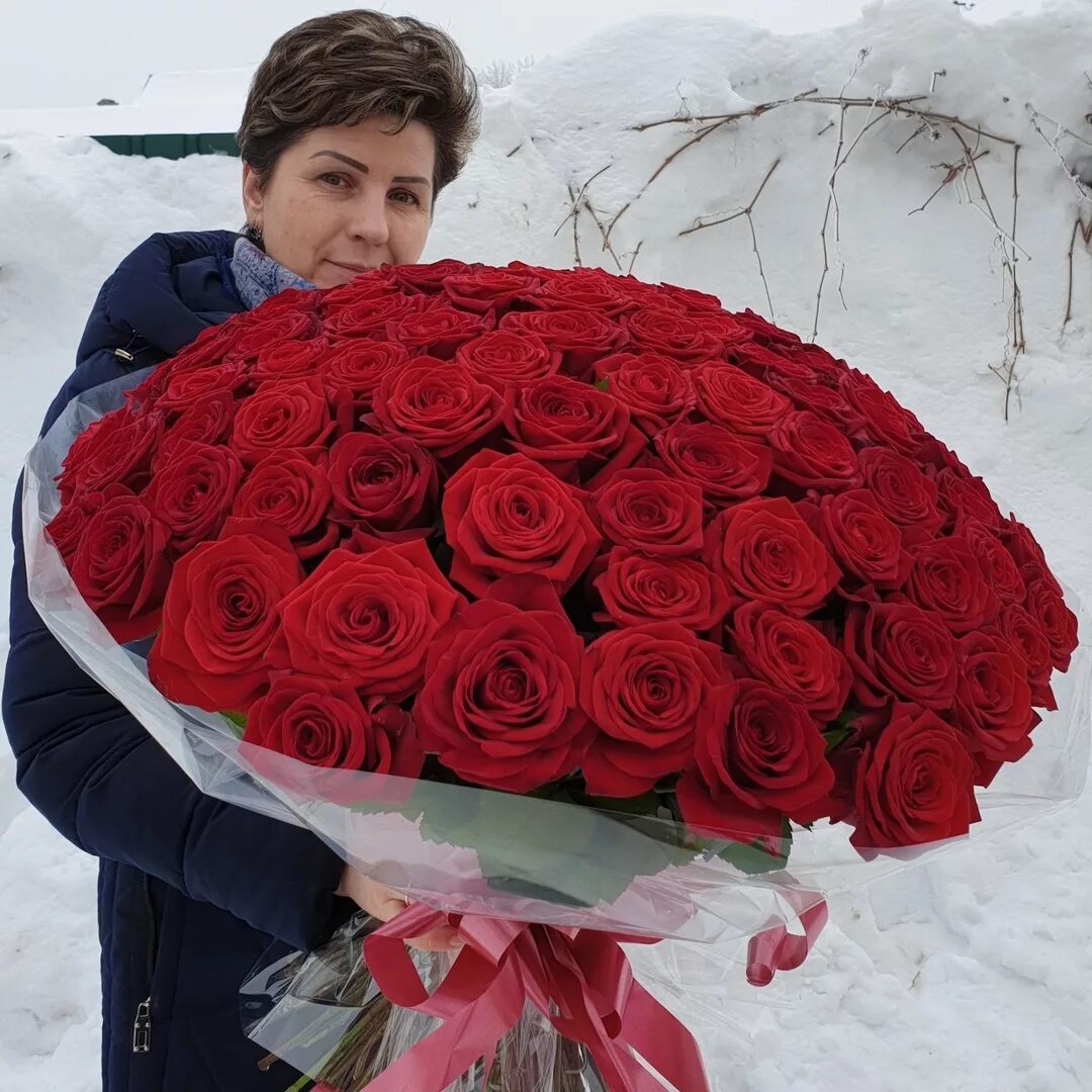Букет роз красноярск. Красивые букеты из 51 розы. букет из 51 розы. человек с букетом роз. букет 51 роза в руках.