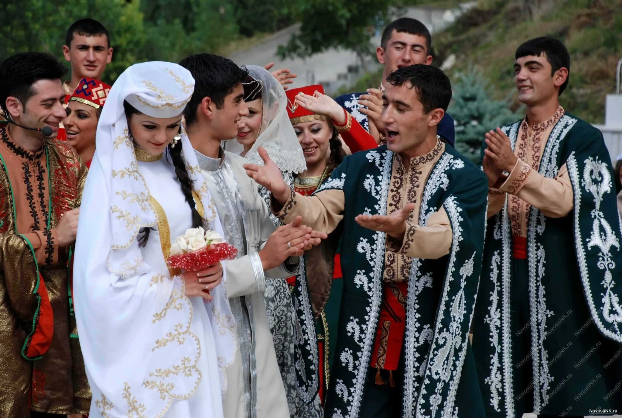 Армяне гуляют красиво. Национальная свадьба в Армении. Армянская свадьба. Армянская свадьба традиции. Традиции азербайджанского народа.