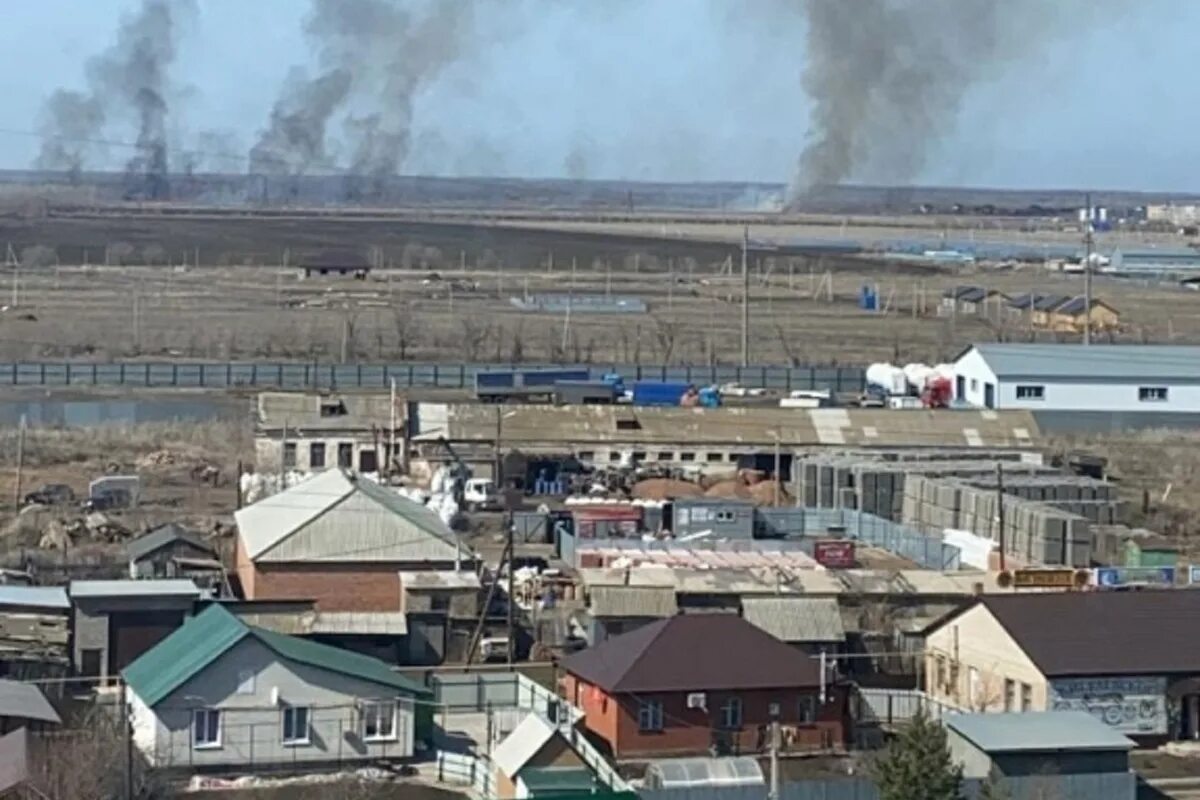 Пожар в Бузулуке. Пожар в Бузулуке сейчас. Пожар в Бузулуке сегодня. Пожар на оптовой базе г Бузулук. Что случилось в бузулуке сегодня