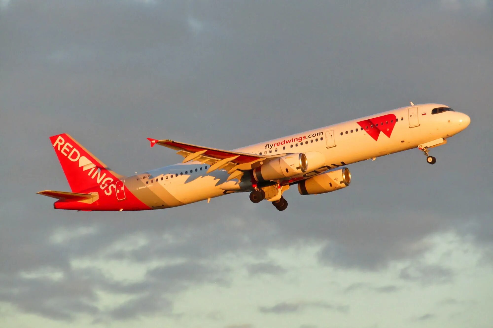 Самолеты Red Wings Boeing 777. Boeing 777-200 ред Вингс. Боинг 777 ред Вингс. Red Wings a321 ливрея.