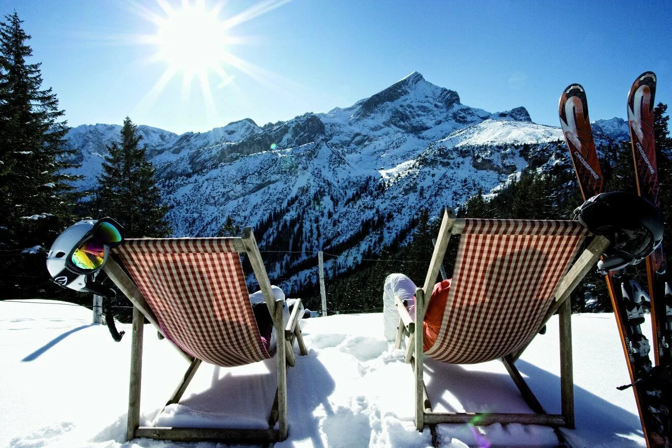 Отдохнуть в январе в россии. Горнолыжники Альпы. Горнолыжки в Альпах. Альпы горы горнолыжный курорт. Карпаты Куршавель.