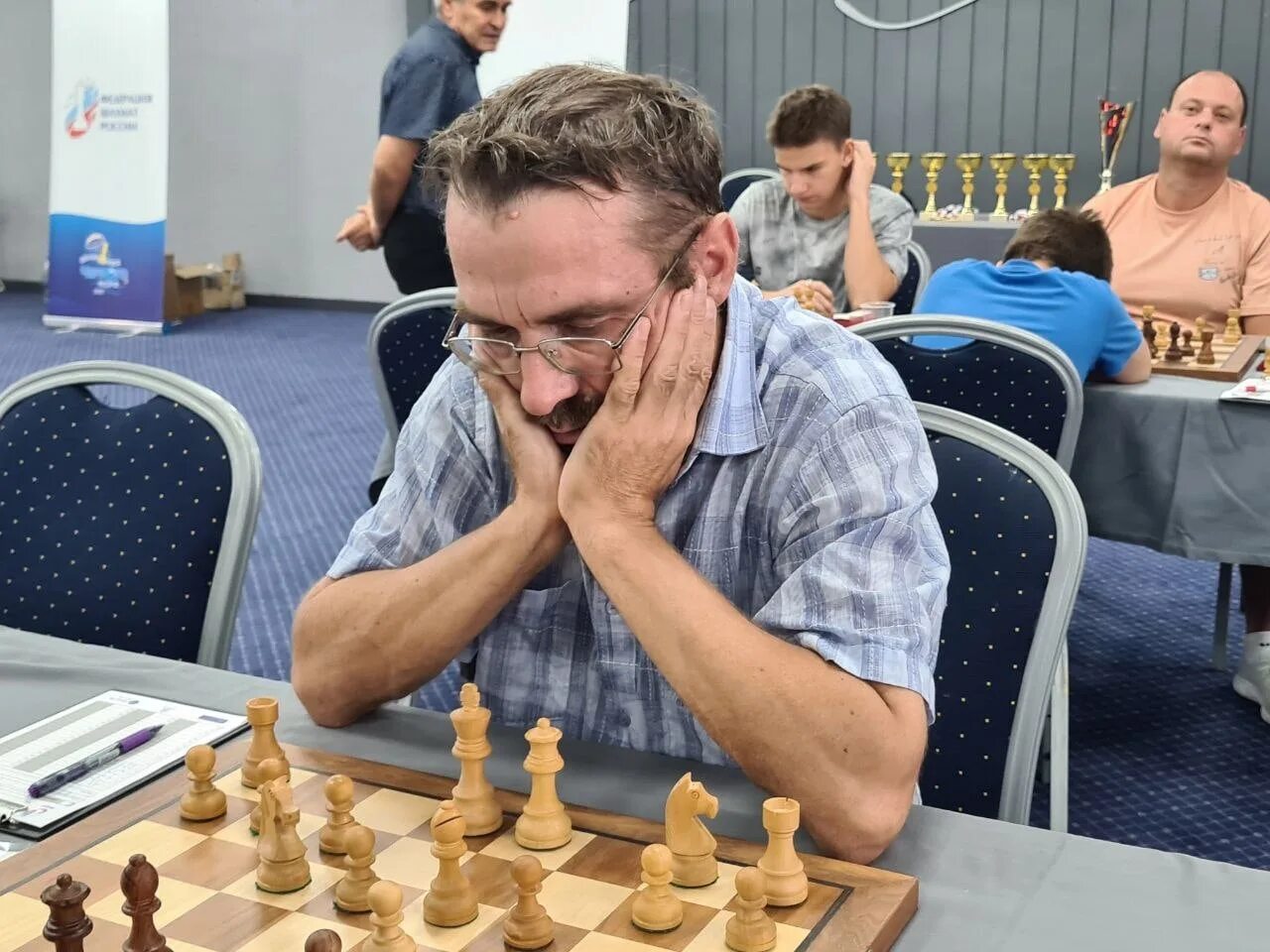 соревнования по шахматам город киров 20 ноября. соревнования по шахматам. шахматист 6. 19 летняя гроссмейстер. шахматные соревнования.