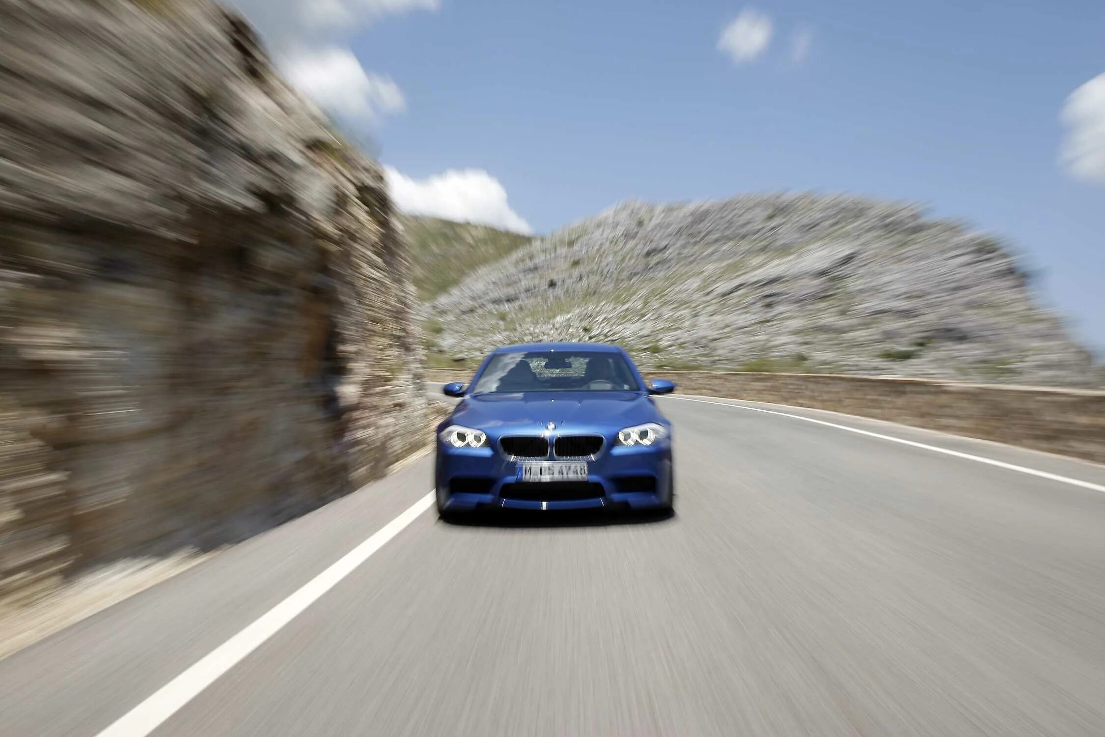 Автомобиль едет по дороге 27. BMW m5 Evolution. BMW m5 2012. Эволюция BMW m5. BMW m5 скорость.