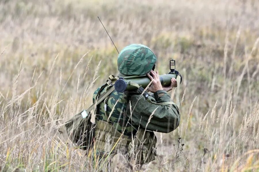 Боевой гранатомет. Выстрел гранатомета РПГ 26. РПГ 26 стрельба. Стрельба из гранатомета РПГ-26. Муха гранатомет РПГ -18.