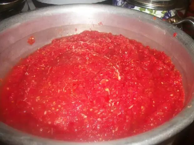 Помидоры перец через мясорубку на зиму рецепты. Перекрученные помидоры через мясорубку. прокрученные помидоры. помидоры с чесноком через мясорубку. помидоры на зиму перекрученные на мясорубке с чесноком.