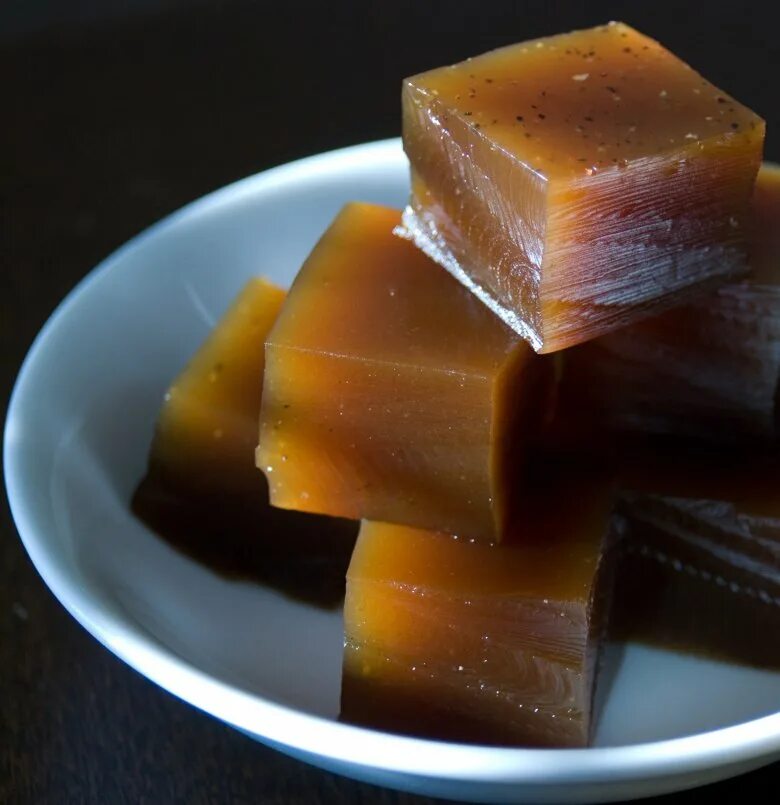 Бульонный. Бульонные кубики. Бульонные кубики магги. Бульонные кубики на белом фоне. Мясные бульонные кубики.