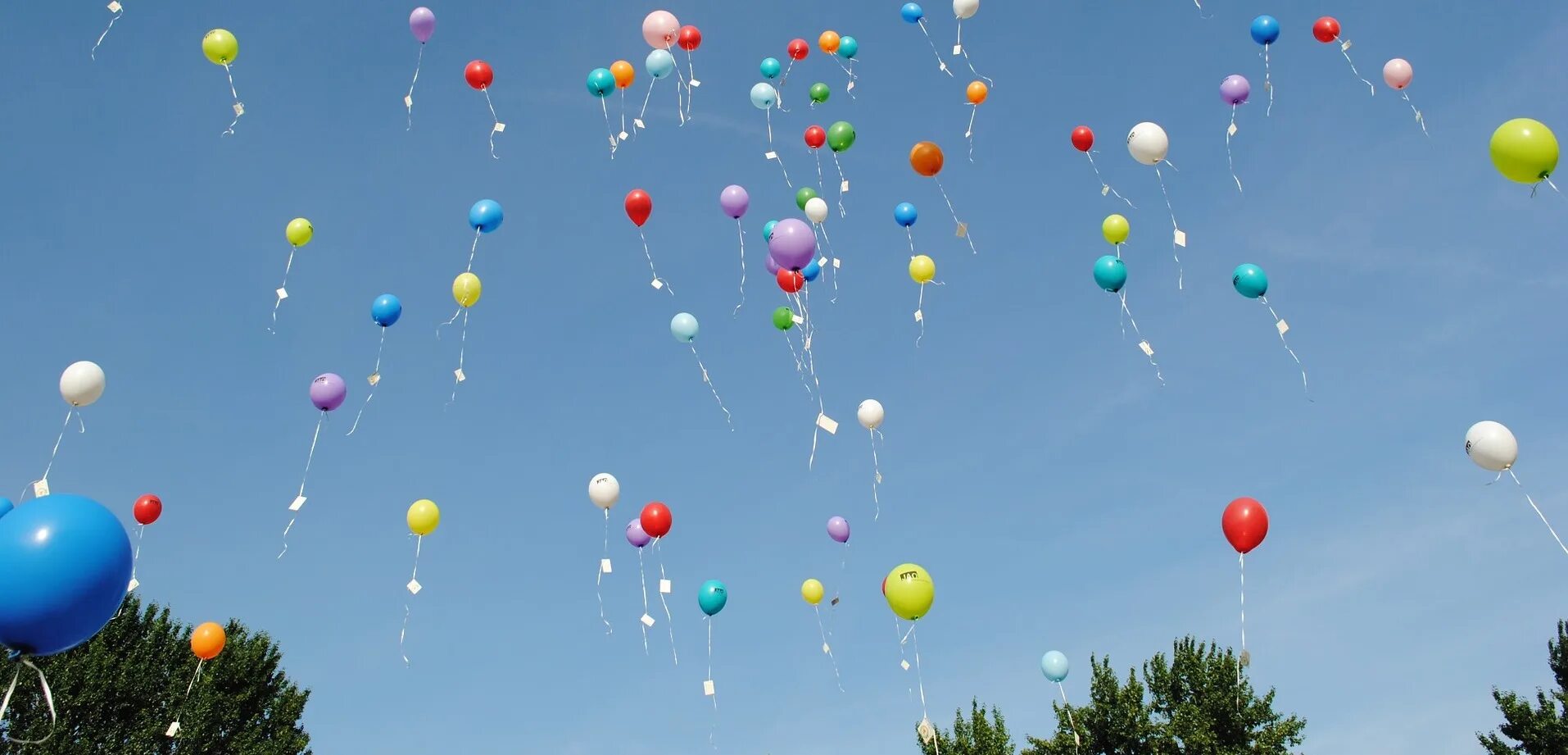 Шарики воздушные слушать. Воздушные шары. Шары в небе. Шарики праздничные и небо. Воздушные шарики в небе.