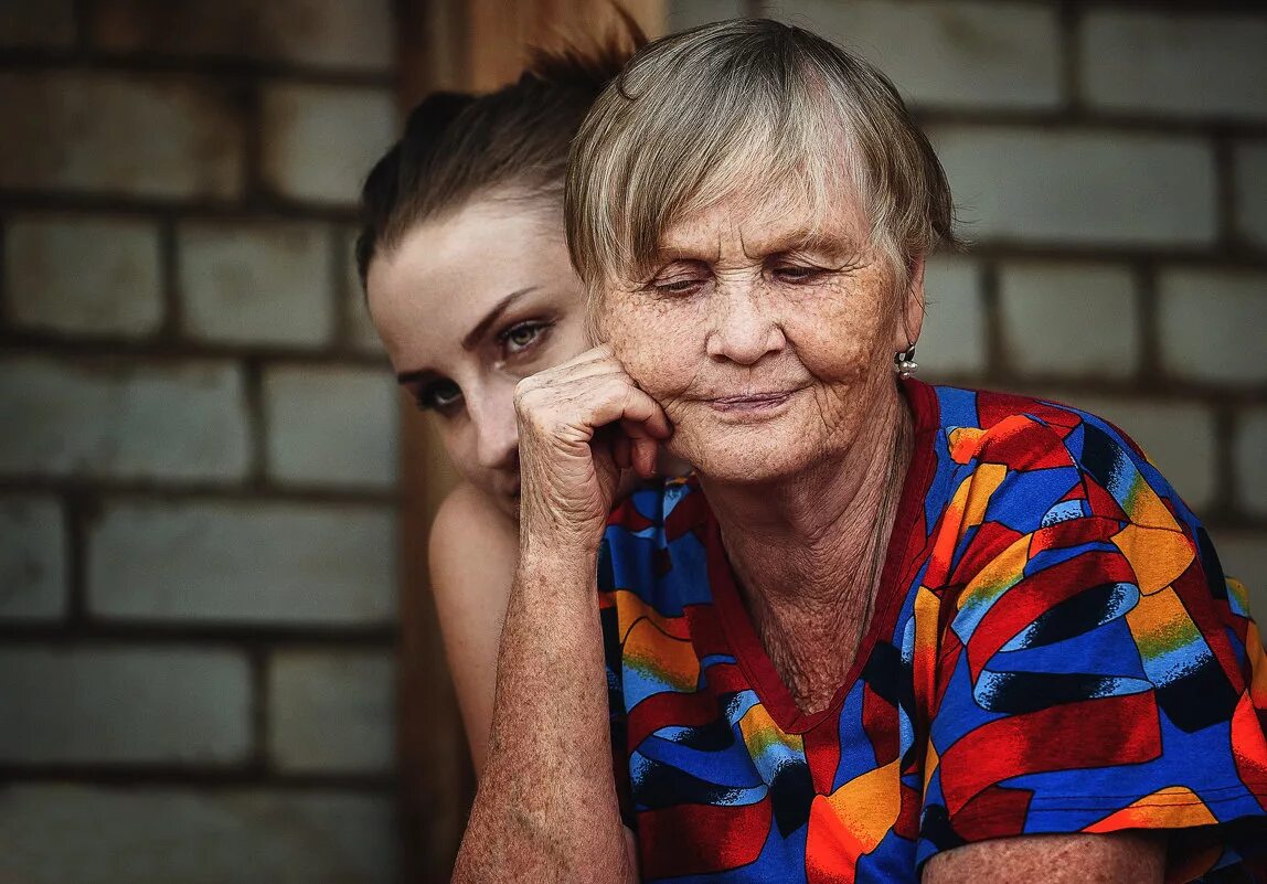 «Бабушка и внучка»; Абдулхак Абдуллаев. Бабушка и внучка. Бабка с внучкой. Фотосессия бабушки и внучки. Бабка внучка видео