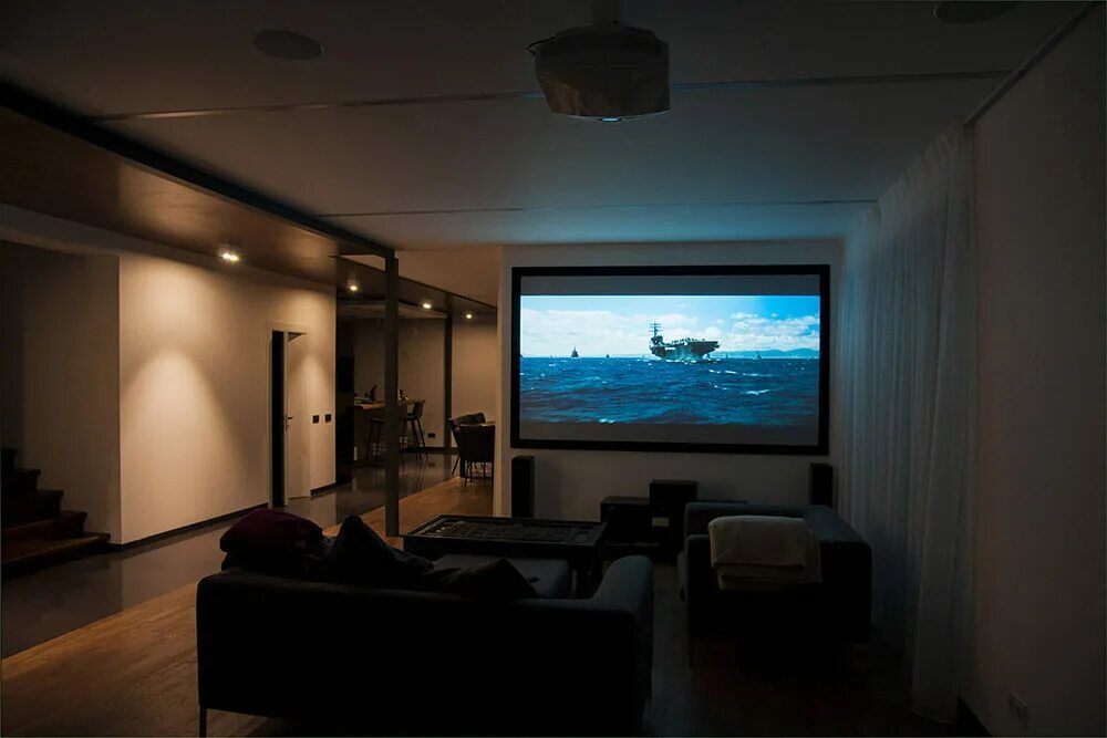Проектор в домашних условиях. Sony домашний кинотеатр телевизор плазма. Проектор для домашнего кинотеатра. Комната с проектором. Экран для проектора в интерьере.
