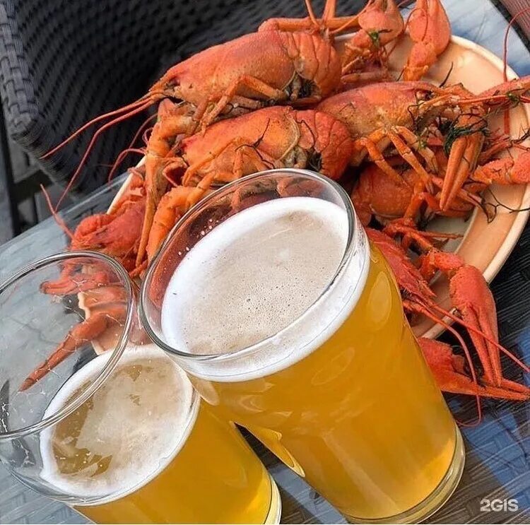 пиво с креветками. стол с креветками и пивом. раки с пивом. пиво с креветками. раки с пивом.