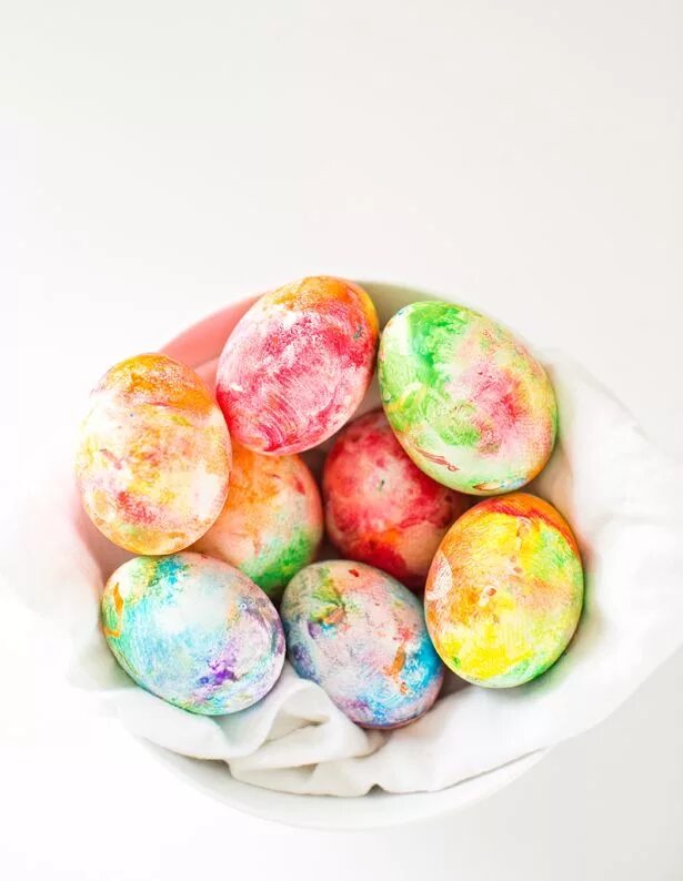 Можно красить яйца красками. Разноцветные яйца. Крашеные яйца. Радужные пасхальные яйца. Радужные яйца на Пасху.