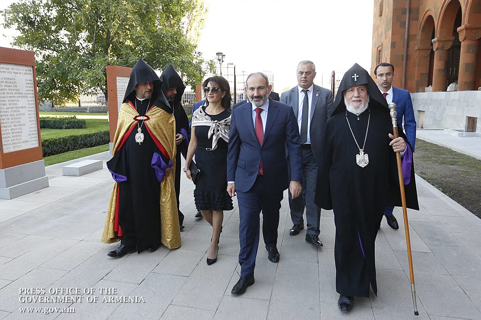 Церковь эчмиадзин в армении. Католикос армении гарегин 2. Митинг ереван 2018. Пашинян в церкви. Никол пашинян и гарегин.