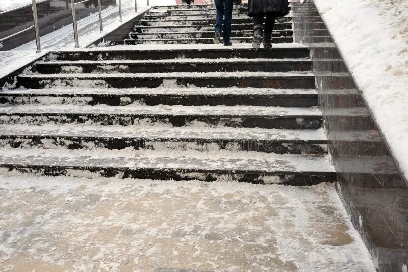 Скользкие ступеньки зимой. Скользкие ступеньки. Скользкие ступеньки фото. Снег на ступеньках. Скользкие ступеньки.