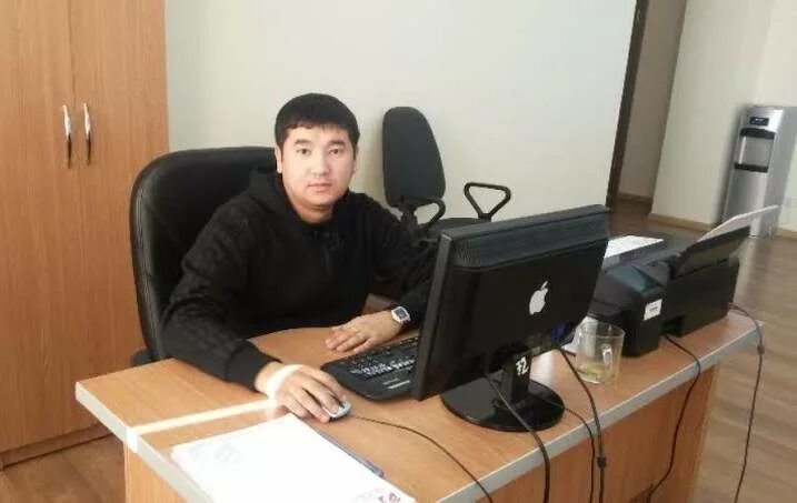 Седой казах. Казах парень в офисе. Казахи фото. Красивые казахские парни.