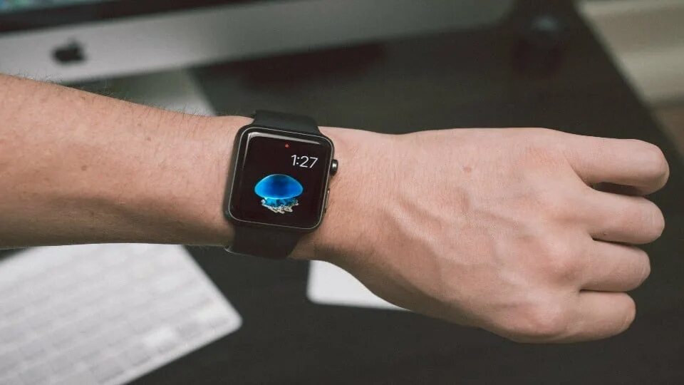 Watch 7 на руке. Эппл вотч 3 и se. Часы эпл вотч 7 мужские. Apple watch на руке. Apple watch series 3.
