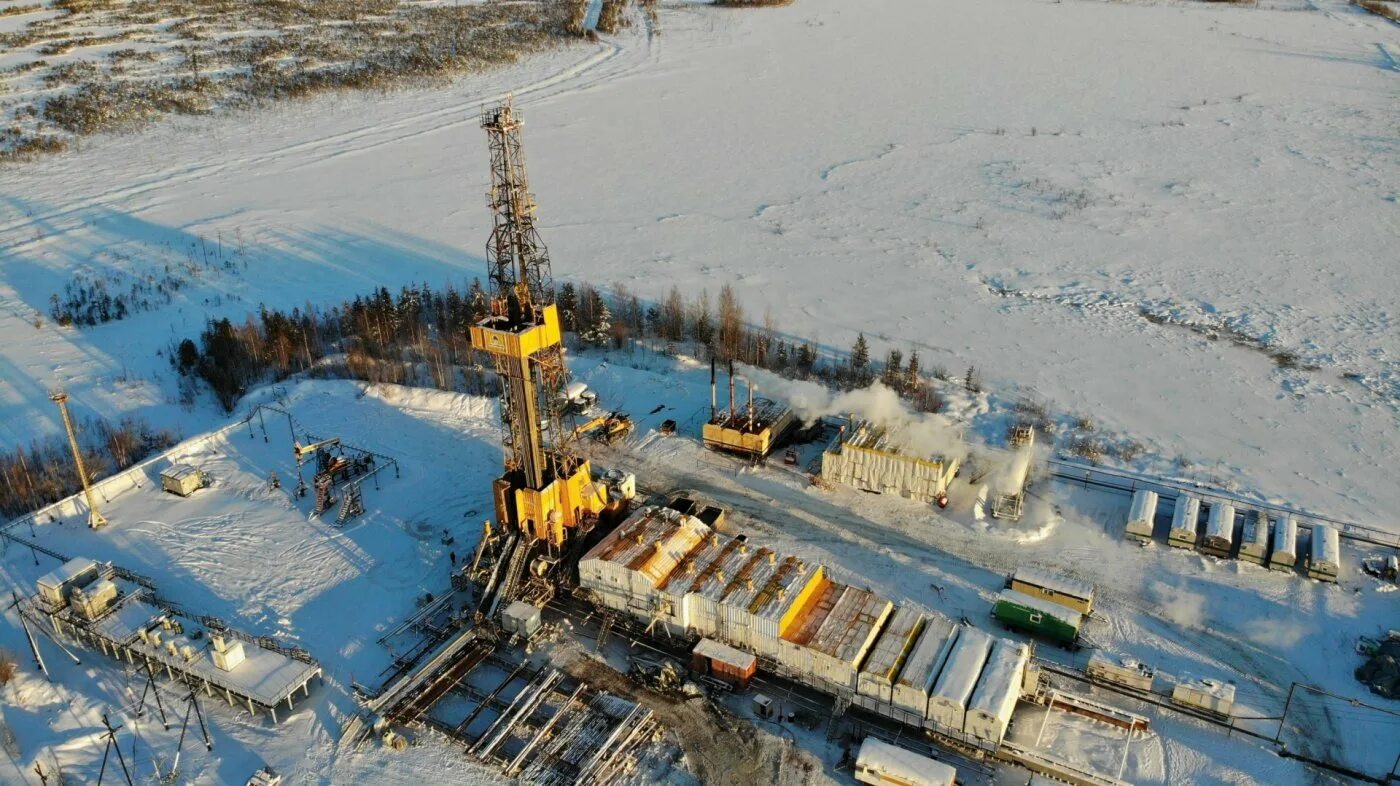 Нижневартовск месторождения нефти. Нефтяное озеро самотлор. Нижневартовское нефтяное месторождение. Нижневартовское нефтяное месторождение. Нижневартовск месторождения нефти.