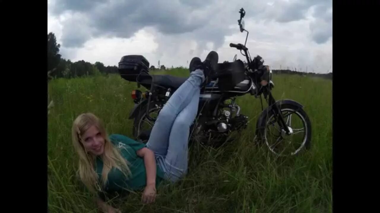 Красивая женщина на мотоцикле. Девушка на альфе. Мопед альфа с тёлкой. Девушка на мотоцикле. Девушка байкер.