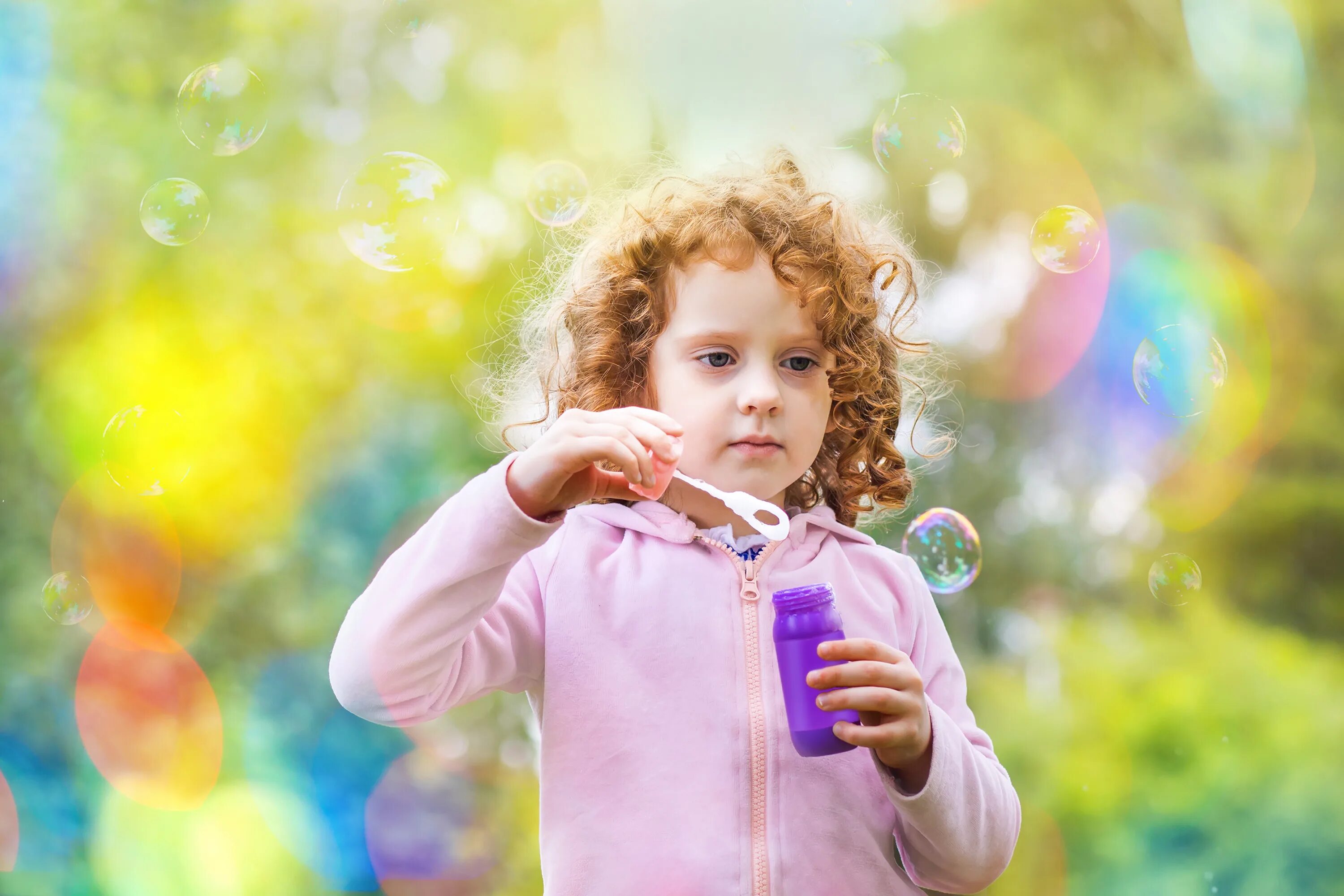 Дети д. Дети и мыльные пузыри. Детская фотосессия с мыльными пузырями. Фотосессия с мыльными пузырями дети. Ребенок на боку.