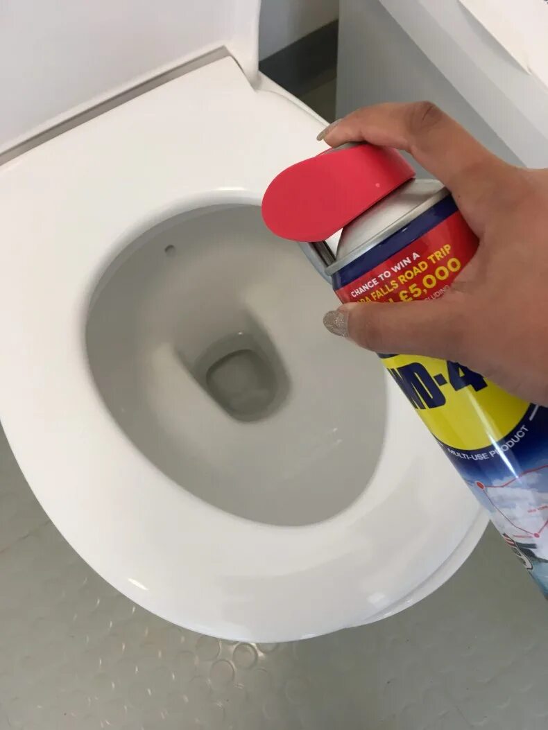 Средства пробить унитаз. Wd 40 от известкового налета. wd 40 от ржавчины. wd 40 чистка унитаза. wd40 для чистки унитаза от ржавчины.