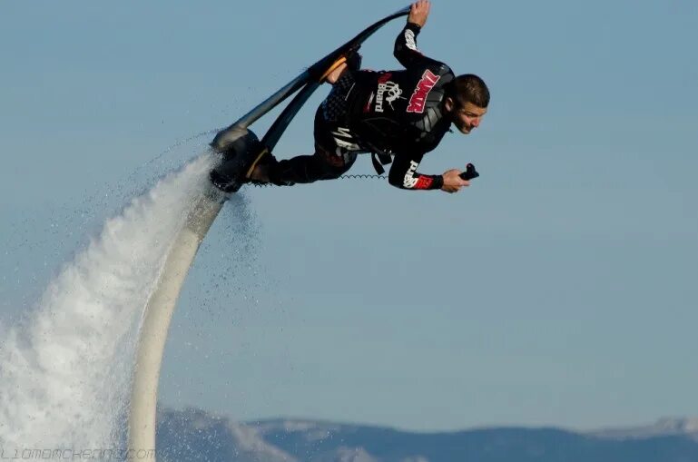 Экстрим на воде. Летать над водой. Jetlev r200. Флайборд ховерборд. Развлечения на воде.