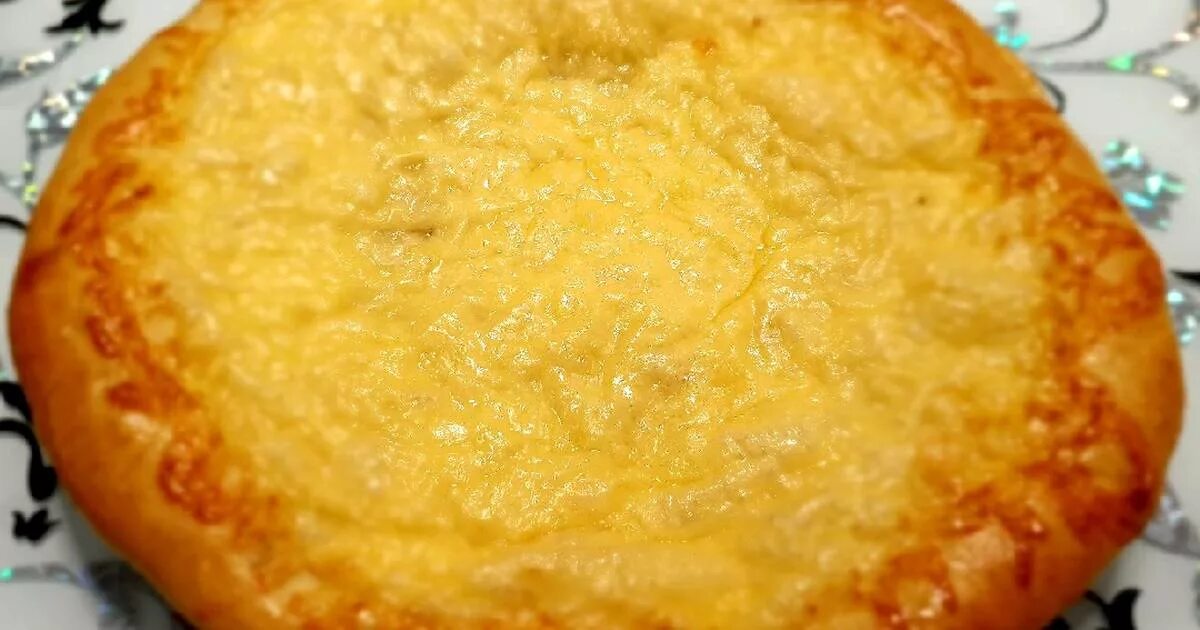 Лепешка с сыром пятерочка. Лепешка с сыром сверху. сырная лепешка в духовке. сырная лепешка с сыром сверху. лепешки с сыром наверху.