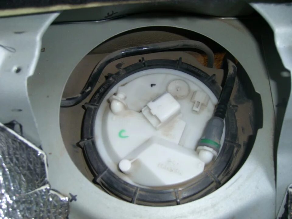 Где находится бензонасос рено меган 2. Уплотнитель бензонасоса рено меган 2. Топливные трубки бензонасоса меган 2. Где находится бензонасос рено меган 2. Бензонасос рено меган 2.