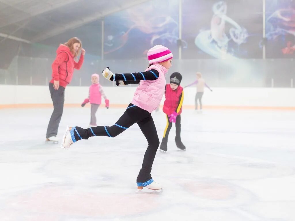 Занятия по фигурному катанию для детей. Катание на льду. Дети фигуристы. Секция фигурного катания для детей. Школа анастасии гребенкиной.