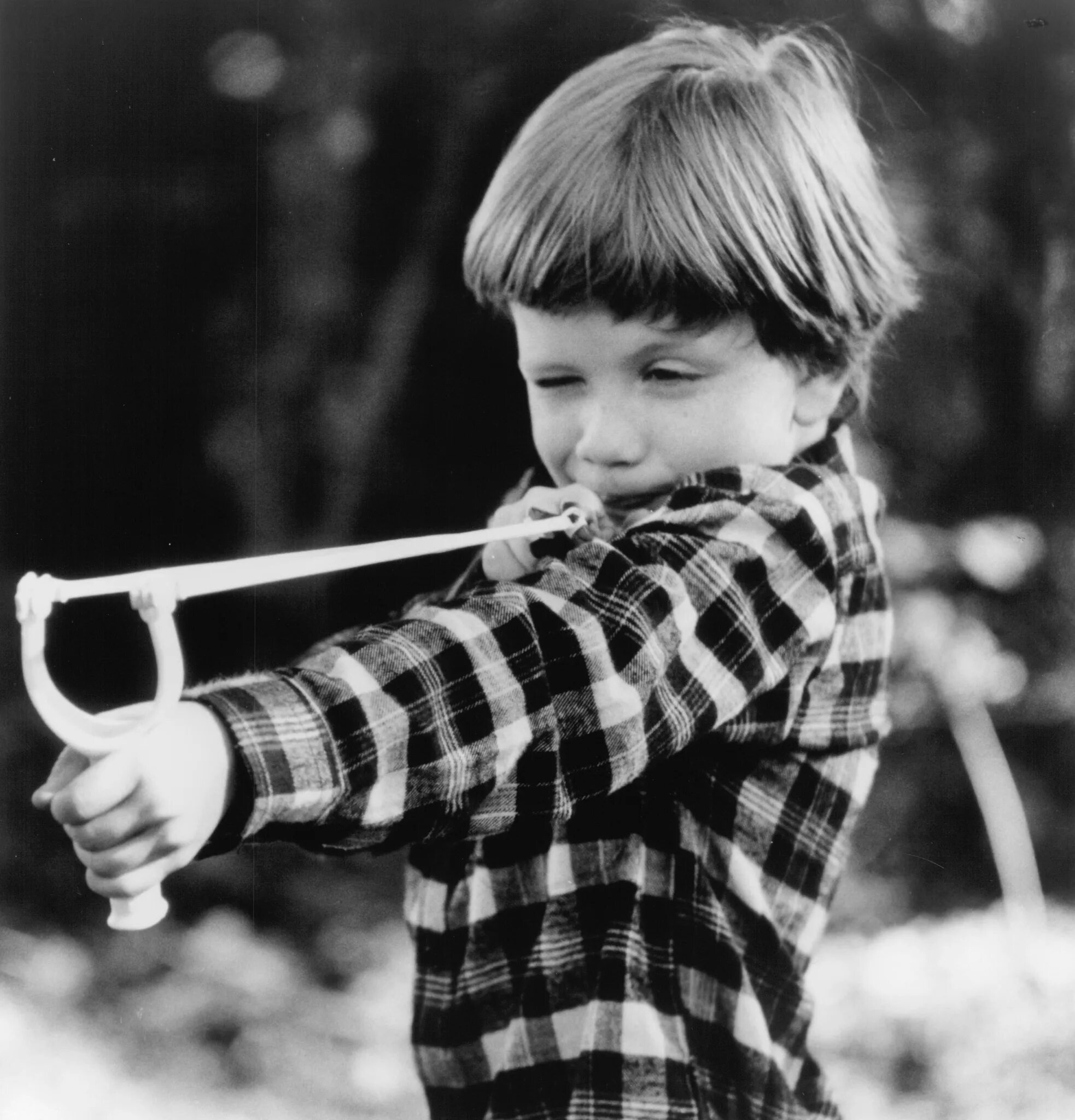 Детство сложная пора человек растет. Трудный ребёнок 1990 Michael Oliver. Мальчик с рогаткой. Рогатка для детей. Озорной мальчишка.