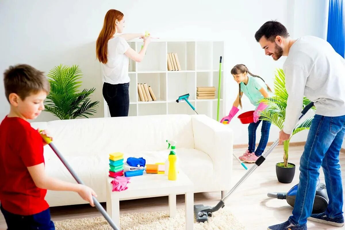 Где делать дома. Уборка всей семьей. Семья убирается. Уборка в комнате. Чистота в комнате.