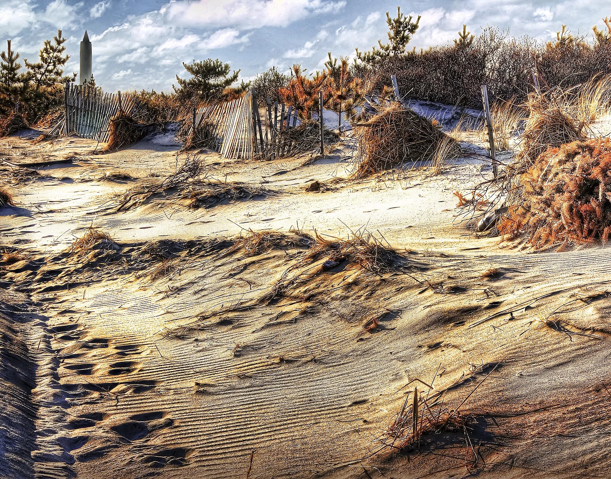 Холодный вихрь несшийся с береговых холмов. Местность с песком. Дюны на Песчаном пляже. Прибрежная линия песок. Прибрежные холмы.