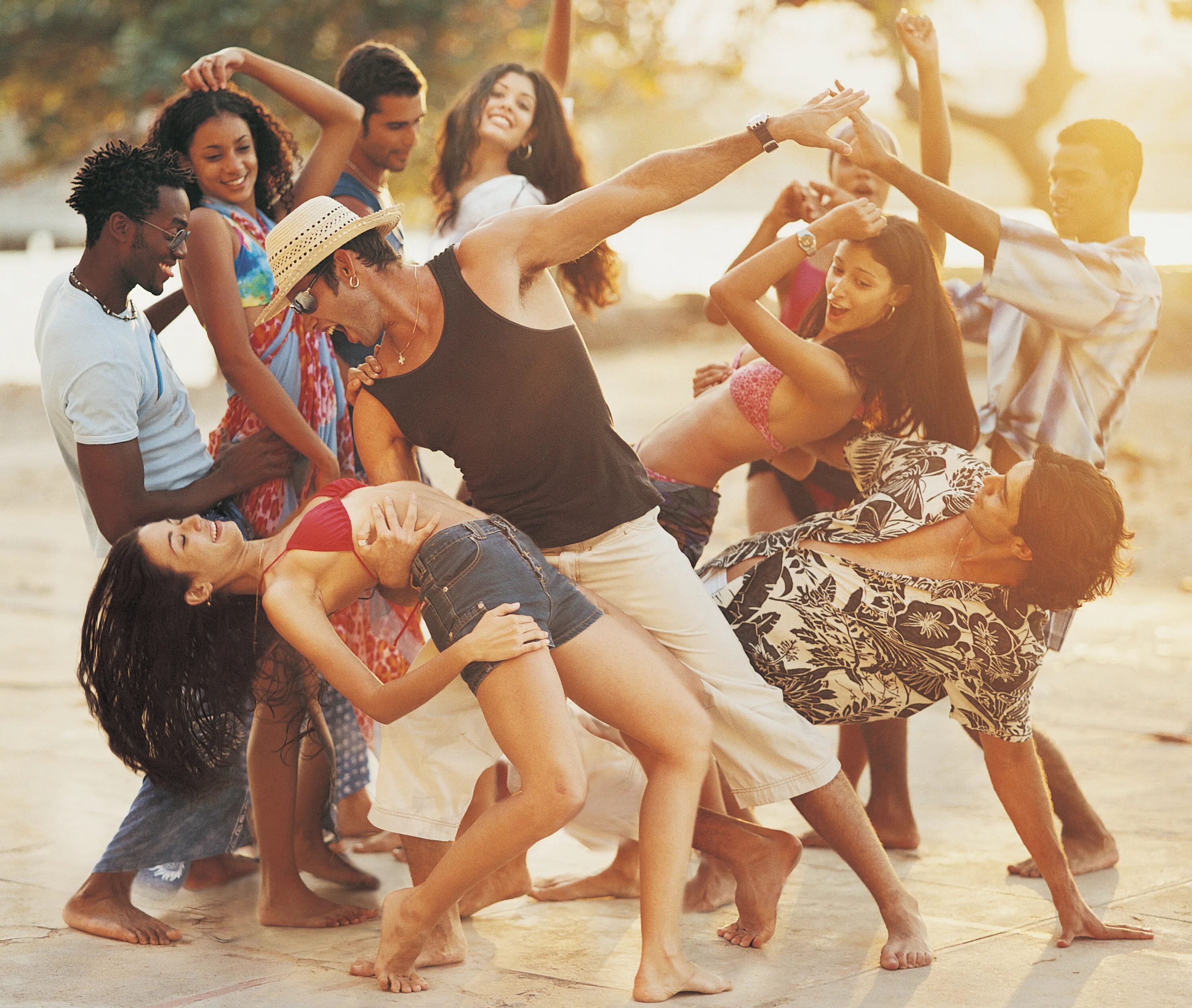 Сальса танец Куба. Люди танцуют. Пляжная вечеринка. Сальса на пляже. Плясать и веселиться