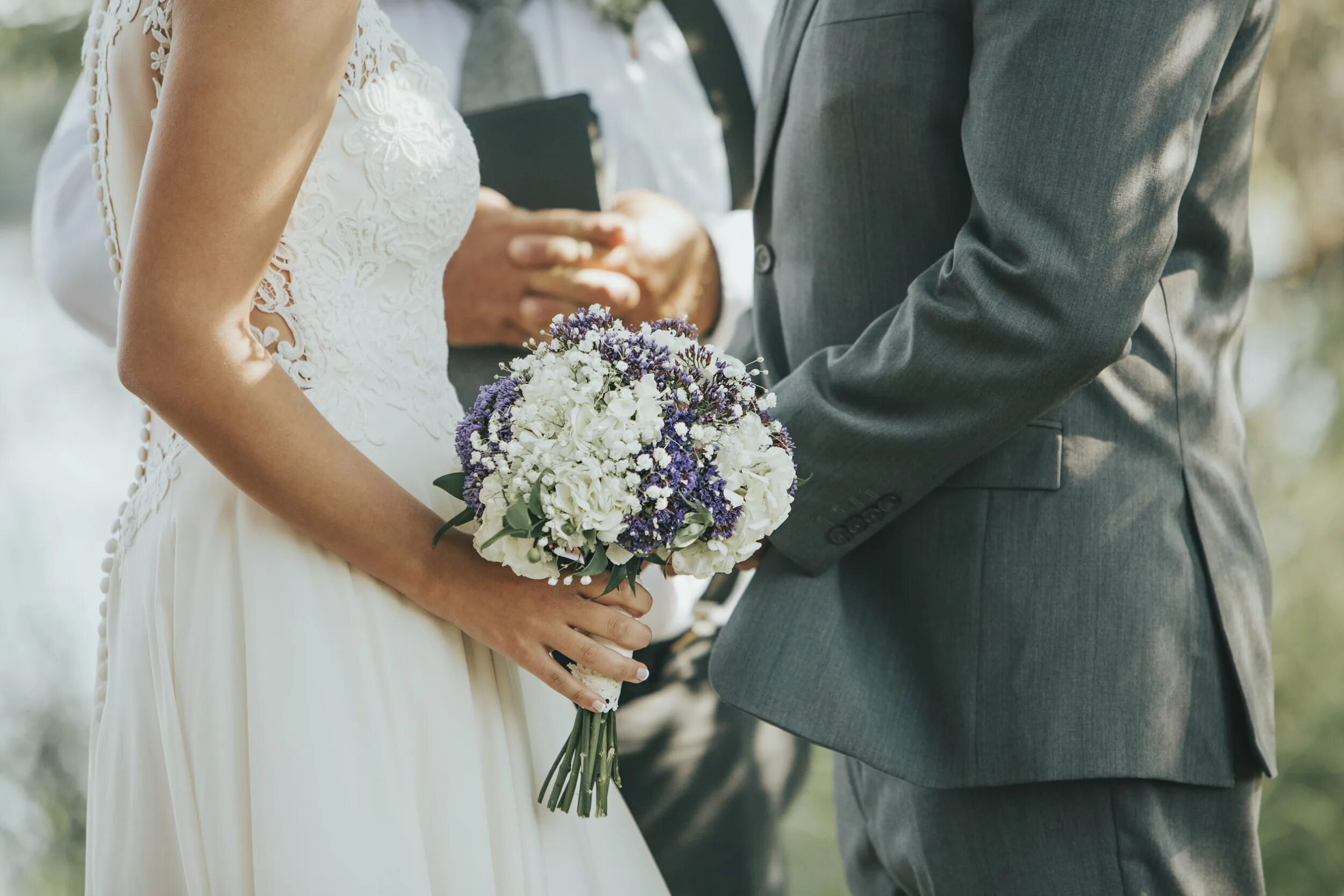 Are going to get married. Жених и невеста. Свадьба. Жених и невеста. Жених и невеста без лица. Жених и невеста со спины.