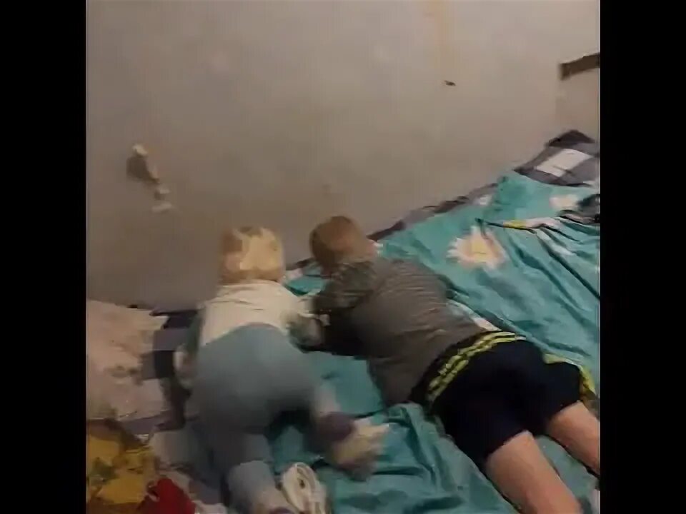 Пранки над младшим братом. Пранки над младшим братом. Пранки над младшим братом. Пранки над сестрой и братом. Пранки над над братом дома.