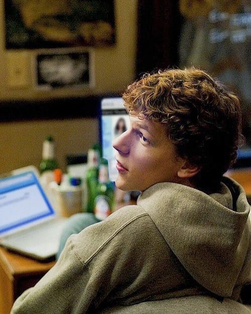 Моменты социальная сеть. Джесси Айзенберг the social Network. Социальная сеть 2010 Джесси Айзенберг.