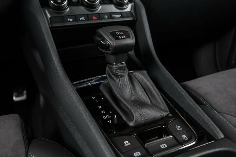 Беспроводная зарядка skoda karoq. Шкода карок ручник. Шкода карок ручник. Селектор кпп кодиак. Набор аксессуаров skoda.
