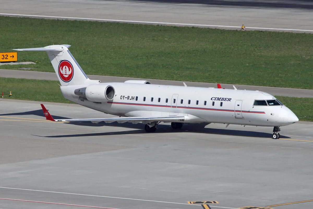 Самолёт Бомбардье CRJ-100/200. Самолёт Bombardier CRJ-100. Bombardier Regional Jet 200. Canadair CRJ 200 самолет. Самолет canadair crj 200