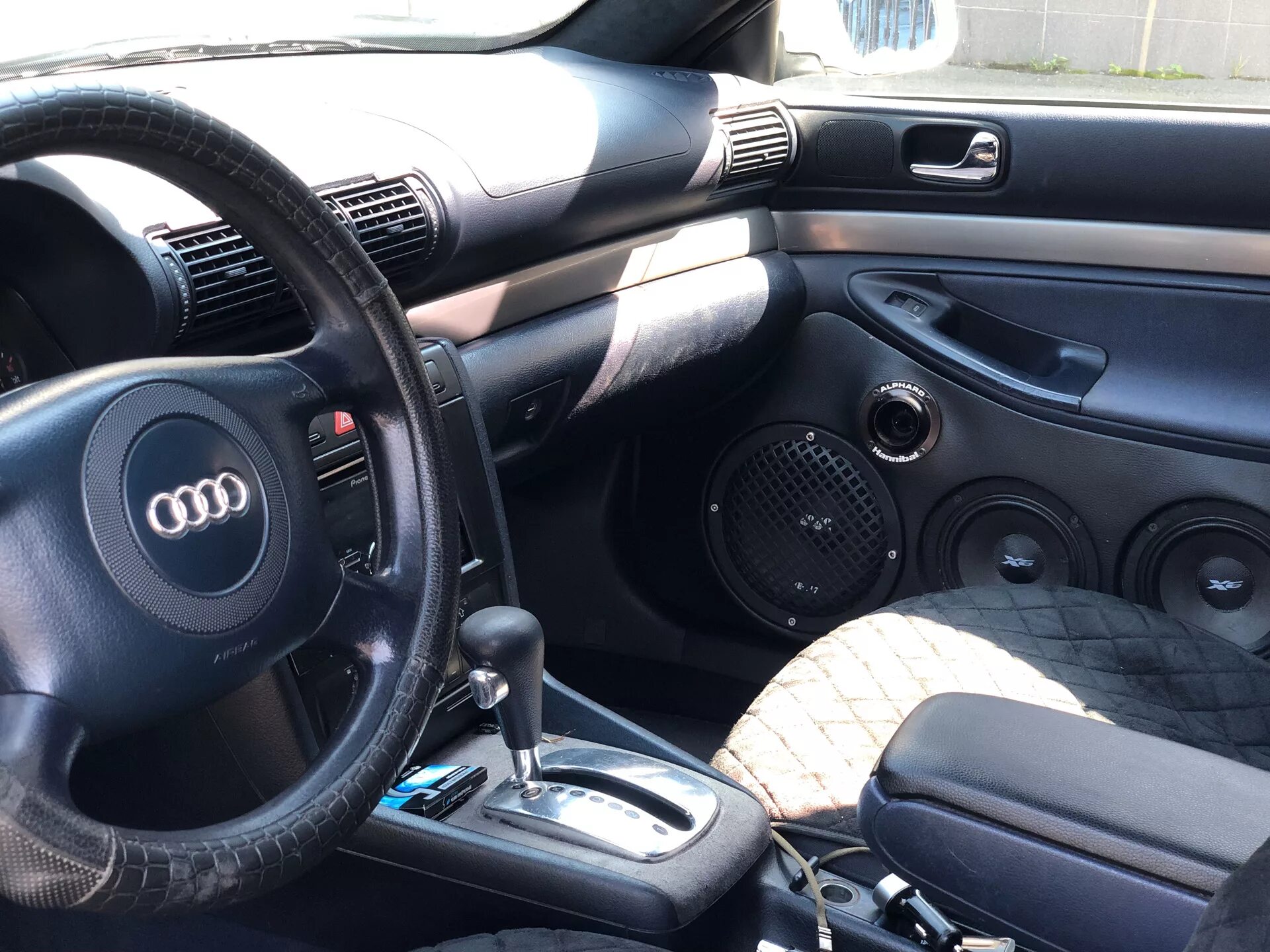 Audi a4 b5 автозвук. Ауди а4 б5 салон. Audi a4 b5 подиумы. Audi a4 b5 1997 Interior. Купить дверь ауди а4 б5