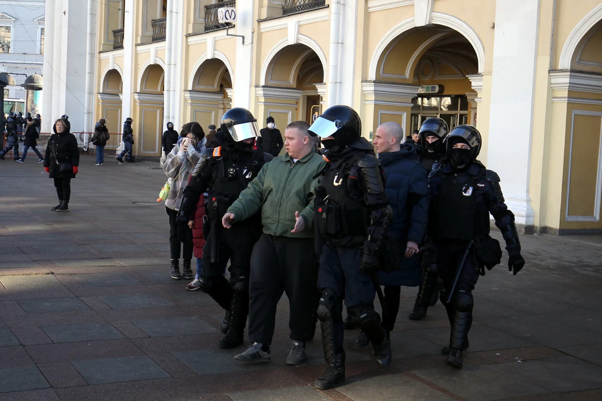 Хлопки в петербурге сегодня. Гостиный двор митинг задержания. Протесты в Питере. Протесты в России.