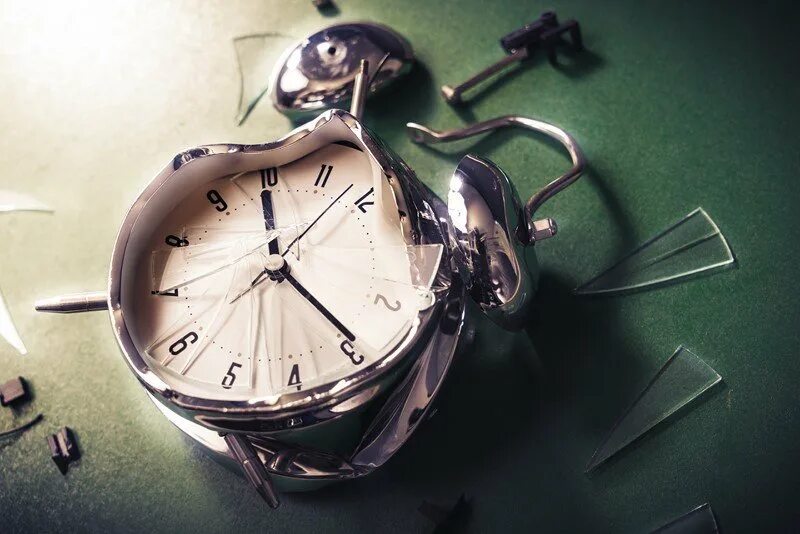 Сломанные часы можно. Сломанные часы. Разбитые часы. Часы сломались. Сломанный будильник.