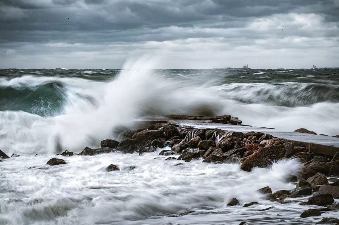 Шторм августа. Шторм в Анапе. Анапа море шторм. Море шторм берег. Море после шторма.