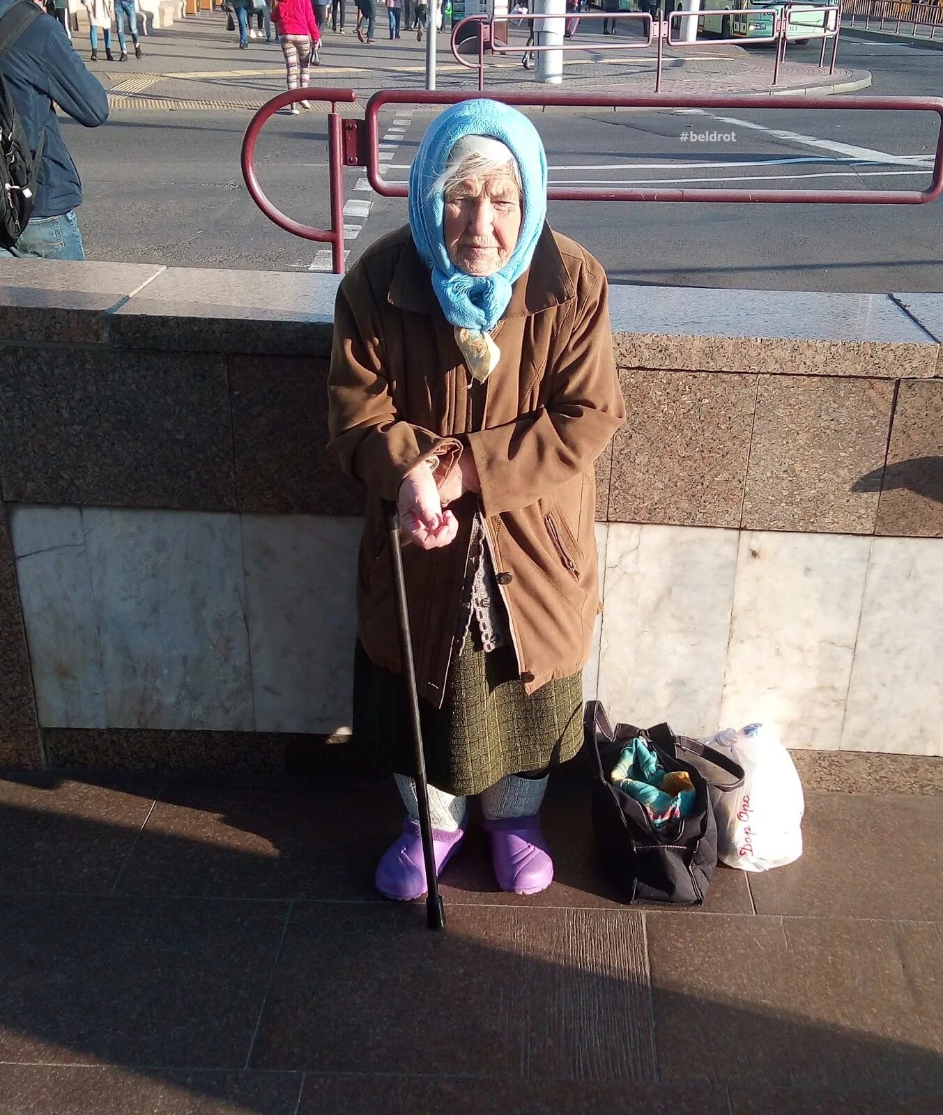 Нищие старухи. Бедный старик. Бабушка просит. Бедный старик. Бедные пенсионеры.