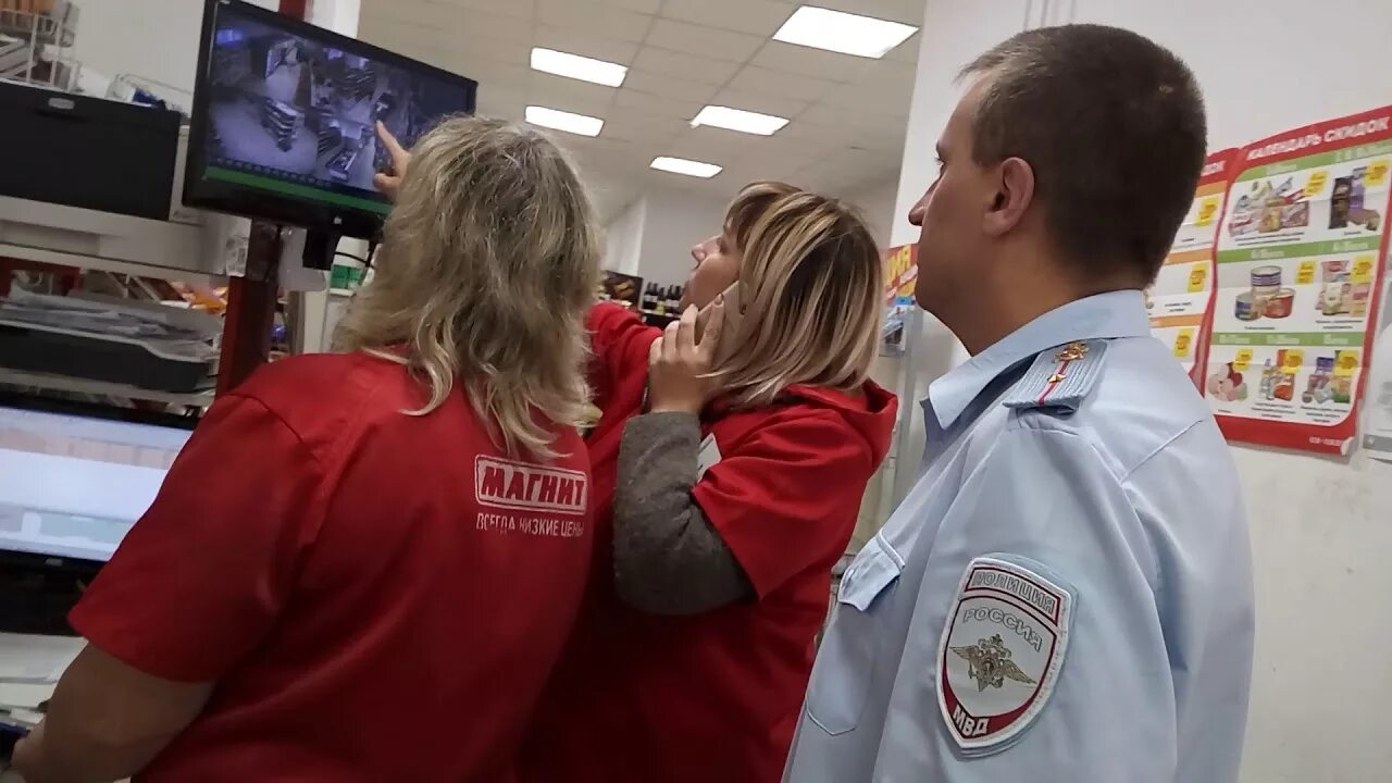 Воришки в магните. Кража в магните. Фото воришек с магазина магнит. Воровку в подсобке магазина